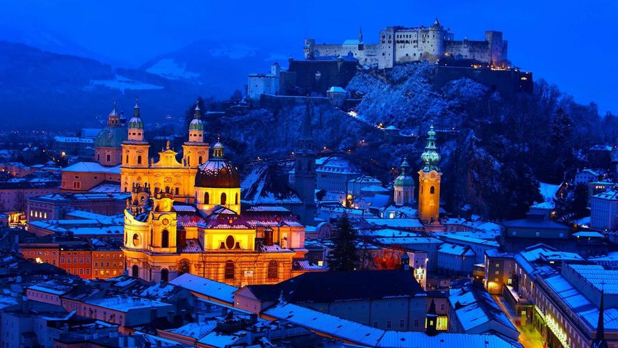 大雪封山的欧洲的古堡城镇夜景壁纸图片