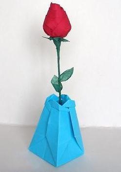 折纸花与花瓶