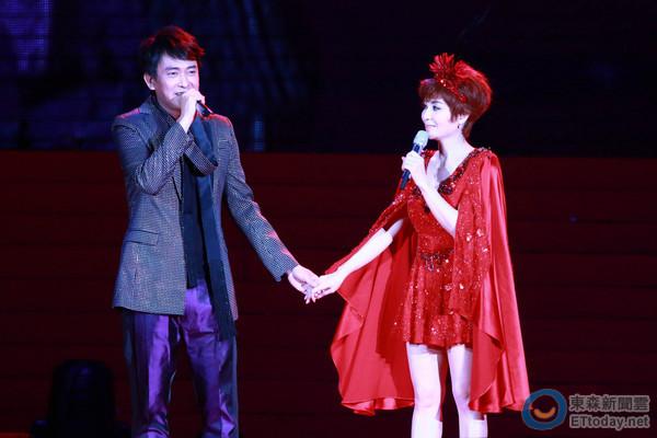 etfashion 音乐 近3个小时的演唱会中,蔡秋凤38首曲目换了8套礼服聚焦