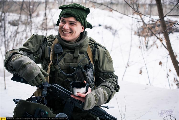 俄军突击工兵部队展示重装水冷护甲