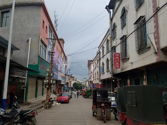 云南省红河哈尼族彝族自治州个旧市鸡街段靠近中国农业银行(鸡街
