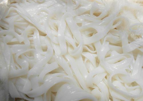 p>河粉(英文:rice noodles),又称沙河粉,形状是扁宽.
