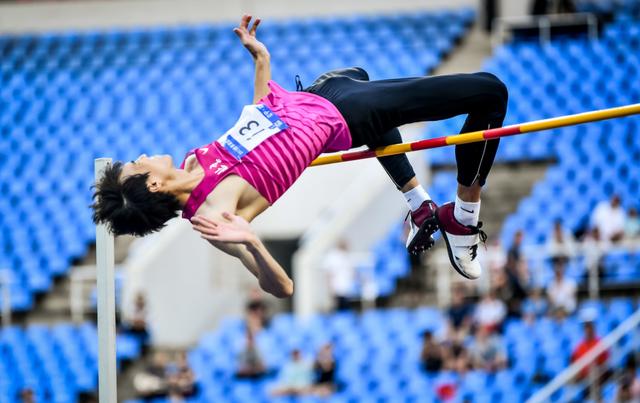 2014年,张国伟再次刷新自我纪录,以2.33米的好成绩拿下亚运会银牌.