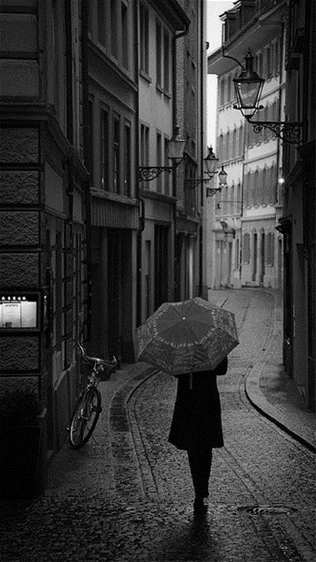 雨天女生孤独撑伞黑白图片手机壁纸