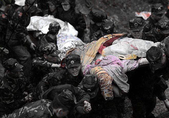 纪念512汶川地震忆2008年都江堰灾区志愿服务悲痛着且坚强着