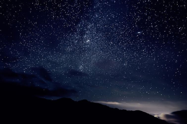 夜空中有许多闪亮的星星-自然的天文背景