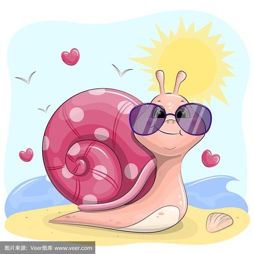 可爱的卡通蜗牛戴着太阳镜在海滩上.