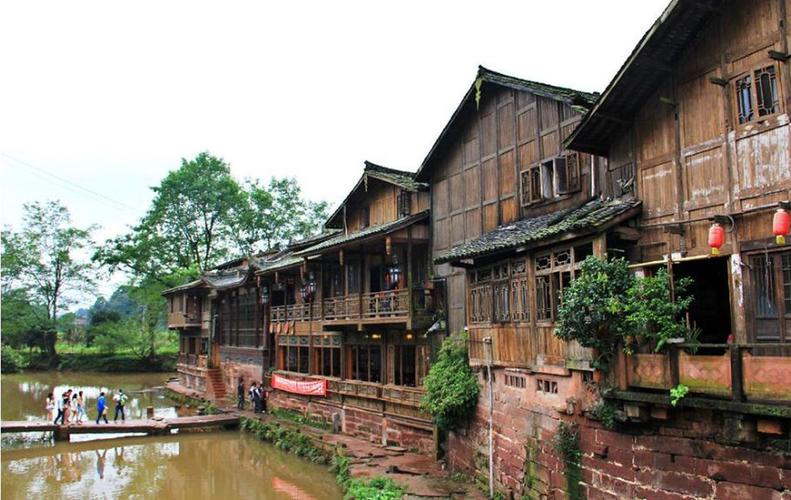 上里古镇位于四川雅安,保留着许多明清风貌的建筑