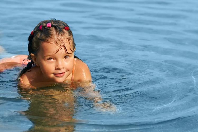 在水中的小女孩,小女孩在水中游泳.特写