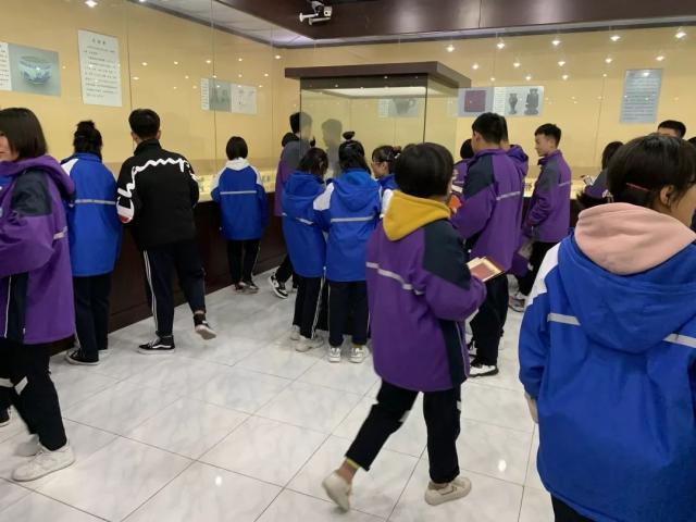 盐山中学的100余名在校高中生到县千童博物馆参观学习