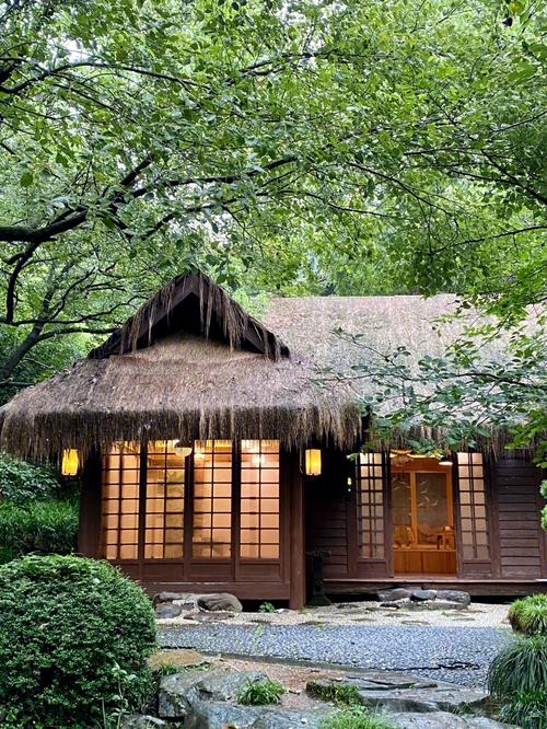 中国茶叶博物馆里有一个很漂亮的小茅草屋