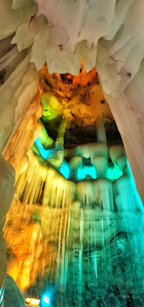 芦芽山万年冰洞距今已有300万年历史,堪称"华夏第一冰洞".