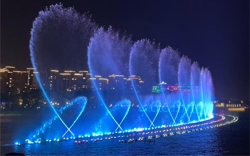 苏州金鸡湖音乐喷泉,水花飞溅过来了