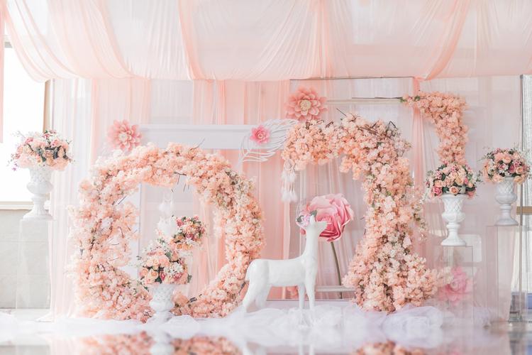 超浪漫的婚礼场景布置图片包括室内室外的婚礼现场布置