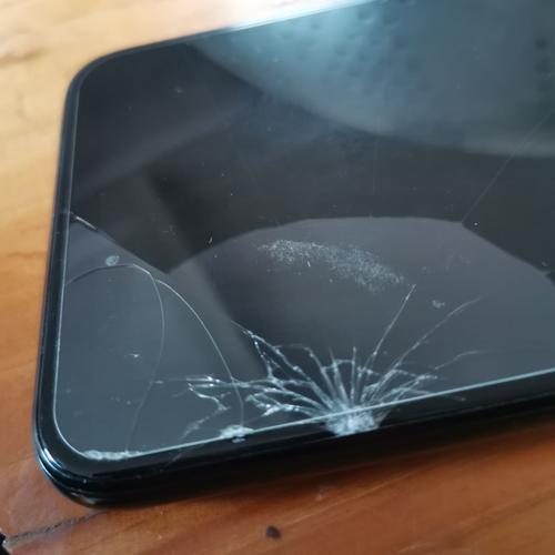 我就不小心摔了一下手机,屏幕就碎了.钢化膜都没碎.