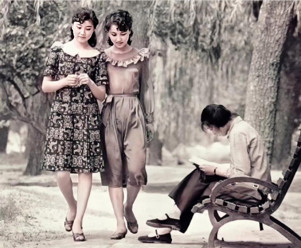 80年代,北京公园,两位打扮时尚女性与土气读书女子