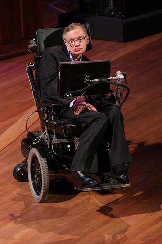 资料图片:2010年6月2日,著名物理学家斯蒂芬·霍金在美国纽约举行的