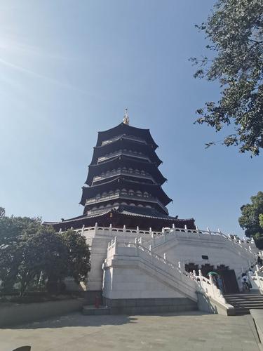 杭州雷峰塔旧塔是砖塔,于1924年倒塌,后在原塔址上重建,新建的雷峰塔