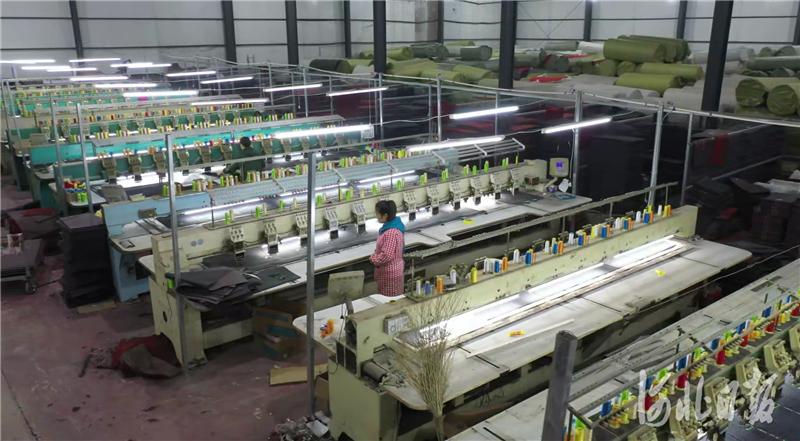 1月5日,石家庄创美地毯厂生产车间里,工人正在忙着生产.
