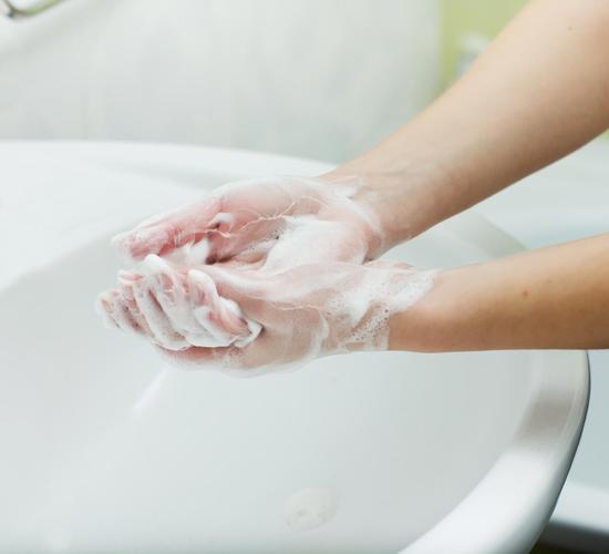 在浴室用肥皂洗手世界卫生日