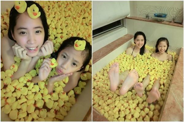 欧阳妮妮与黄色小鸭「裸泡澡」 体操式开球超吸睛