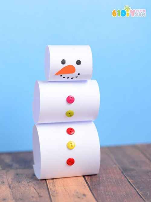 手工材料:卡纸,纽扣,剪刀,胶水儿童手工制作纸艺立体雪人