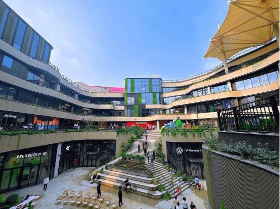 20年前的2004年,百联西郊以中国首家开放式花园购物中心的形象亮相