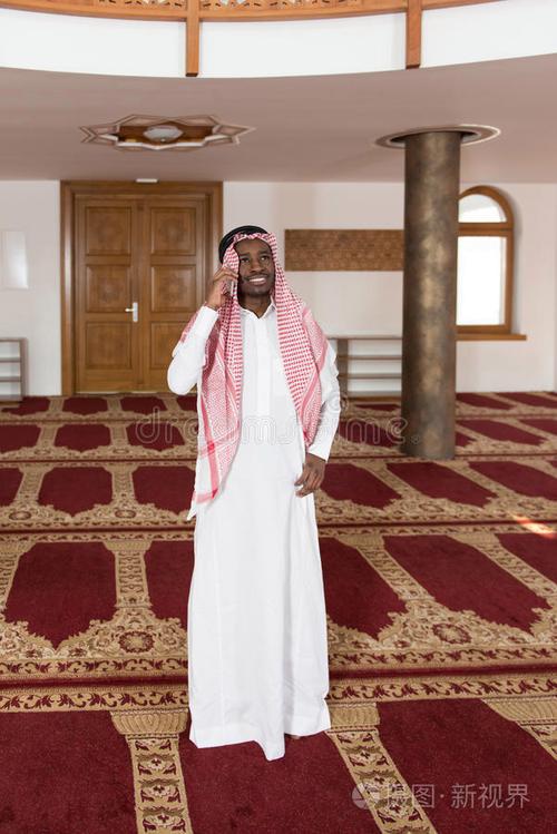 阿拉伯沙特酋长国男子使用智能手机照片-正版商用图片1p6wof-摄图新视