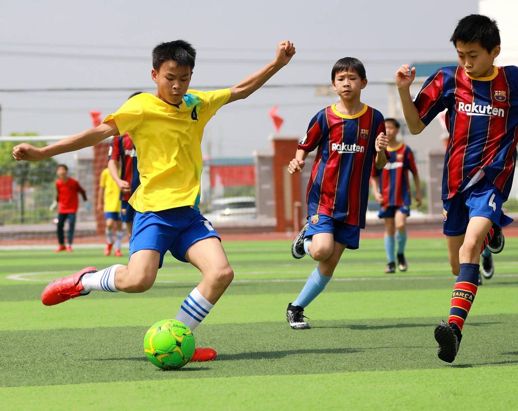 月29日,江西省吉水县黄桥小学足球场,足球比赛这正酣.