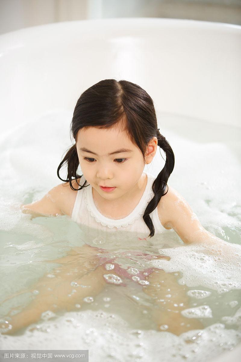 可爱的小女孩在洗澡