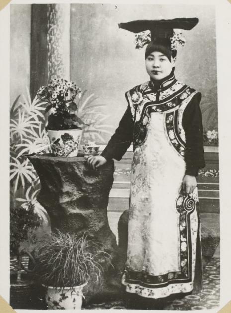 实拍100年前清朝宫女的旧照,为何跟电影中的相差那么多呢?