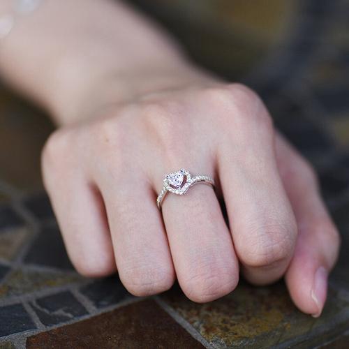 鸣钻国际钻戒女心相印心形钻石戒指女30分50分求婚结婚铂金钻戒
