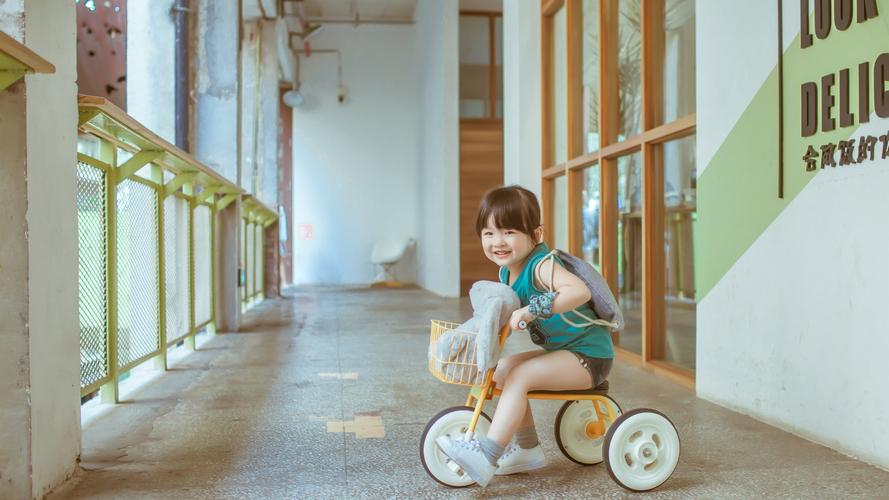 壁纸 可爱的小女孩骑三轮车,孩子