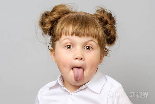 搞笑小女孩伸出舌头