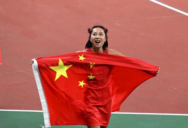 中国选手葛曼棋夺冠后拿着国旗庆祝.