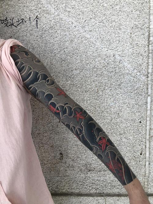 手臂老传统浪花花臂简介:追求日本老传统的力与美,也坚持日本传统刺青