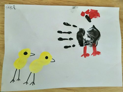 中一班母亲节主题手掌印画活动水彩画《小鸡妈妈和小鸡宝宝》