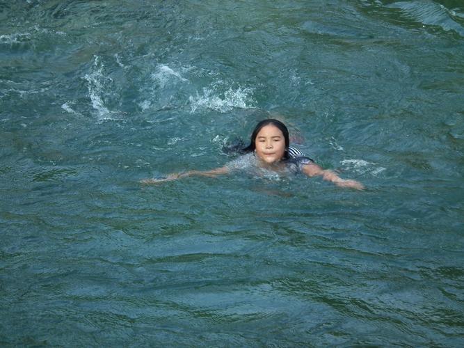 游泳的乡村小姑娘