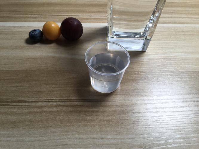 把准备好的水倒入小量杯中,选择一个水的容量(20ml)