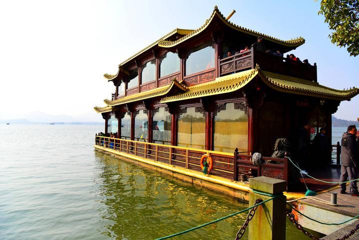 杭州西湖画舫洋溢春天的热情