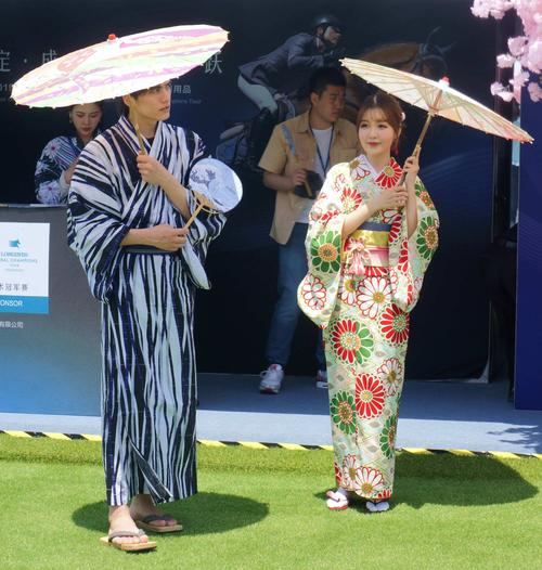 拍了一组照片,反映日本的传统服饰文化.