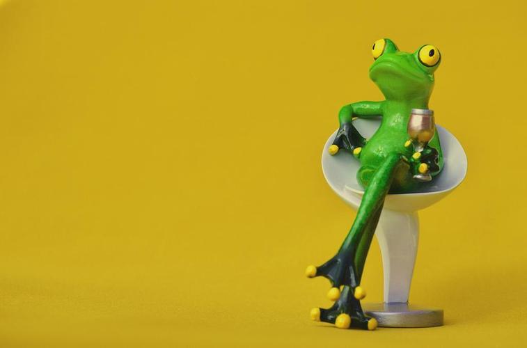 可爱搞笑的青蛙坐在舒适的椅子喝酒 背景图片