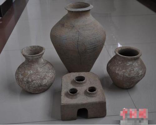 陕西凤翔发现一座汉墓 出土汉代陶器4件