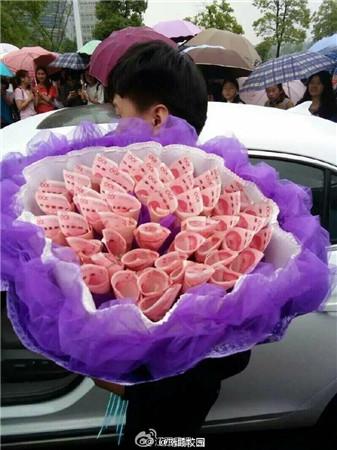 男子手持"人民币"玫瑰花向女孩求婚.