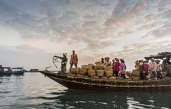 夕阳西下,海上劳作一天的渔民们满载而归.