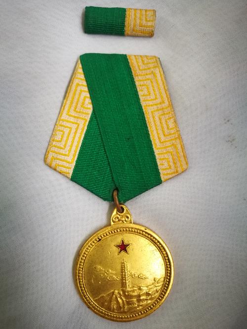 这一枚是独立自由奖章,表彰从1937年至1945年参加革命的军人,于1955年