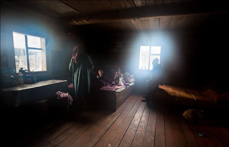 俄罗斯隐士的小木屋吃喝睡都在一个房间屋内白天比夜晚还黑暗