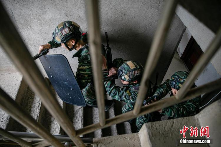 桂林武警特战队员开展反劫持演练