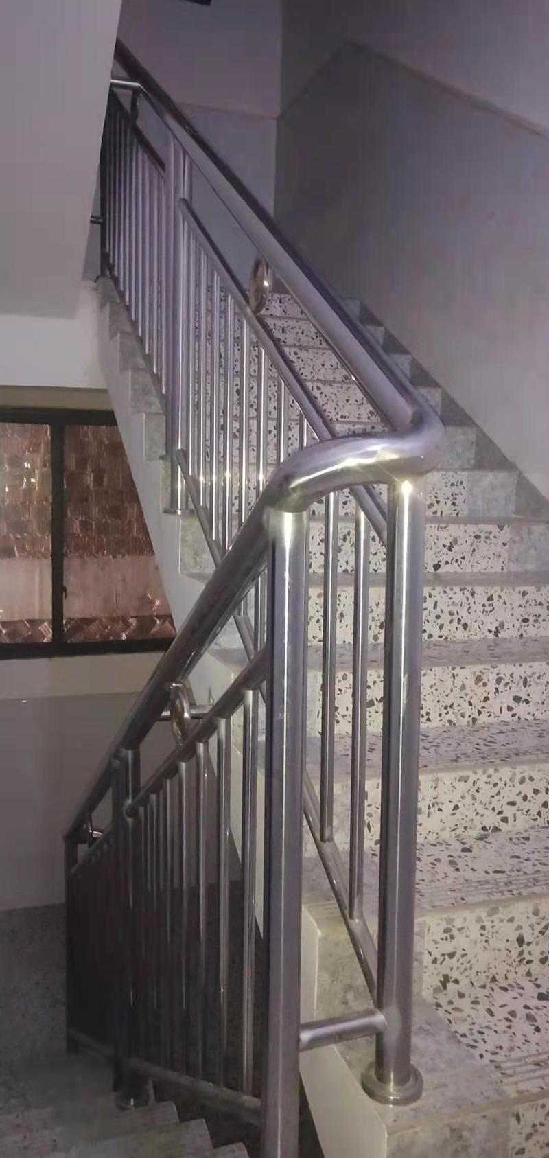 桂林不锈钢楼梯扶手护栏弯头配置选用事项