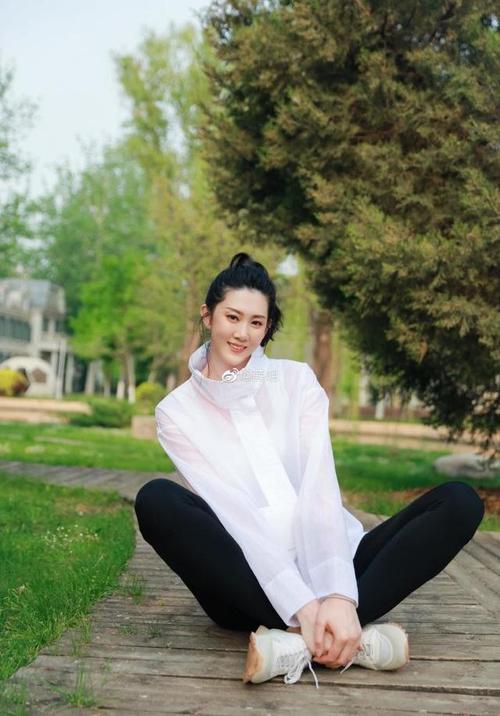薛明是罕见的"美貌与实力并存"的运动员,她外貌出众,身材高挑,个人
